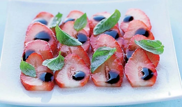 carpaccio-de-fraises-au-vinaigre-balsamique-de-la-fraicheur-et-du-gourmand-pour-recette-facile