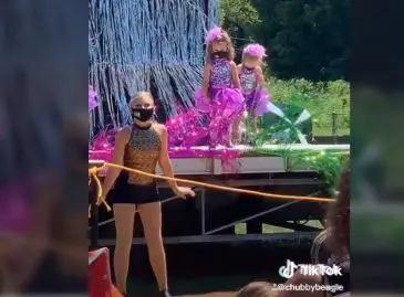 Charlie reste immobile durant son spectacle de danse