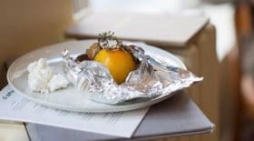 decouvrez-tres-celebre-recette-des-peches-en-papillote-vanille-et-ricotta-dhelene-darroze
