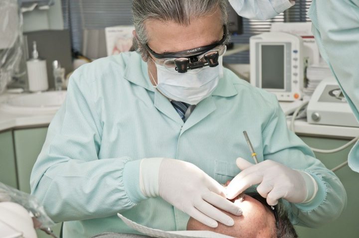 L'OMS recommande de reporter les visites chez le dentiste