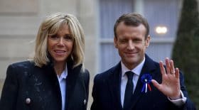 Emmanuel Macron surveille ses gardes du corps