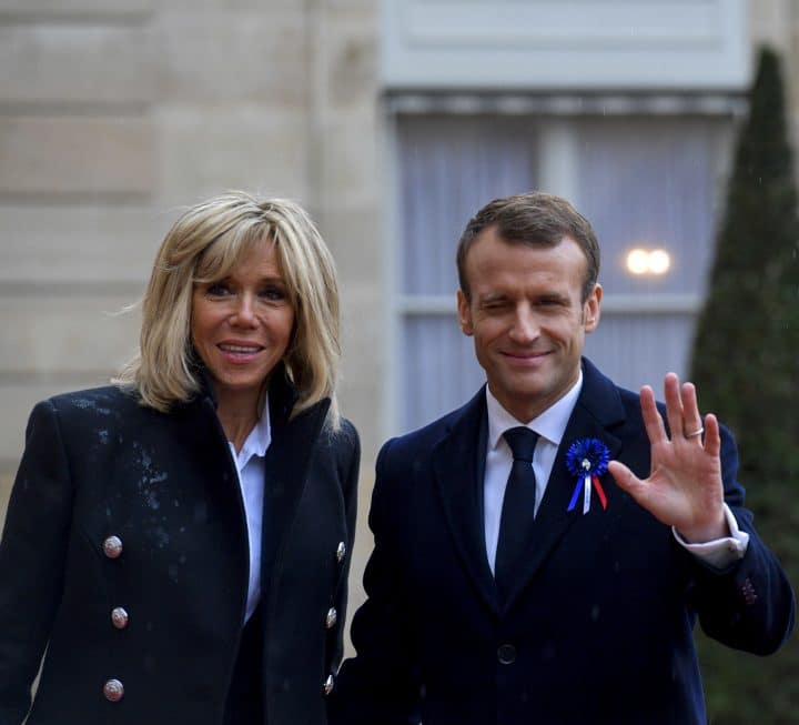 Emmanuel Macron surveille ses gardes du corps