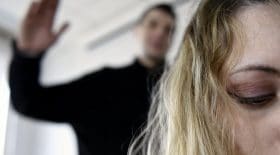 Une femme obligée de se défenestrer pour échapper aux coups de son ex conjoint