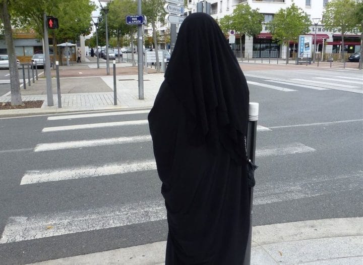 Une femme écope de 2 mois de prison pour avoir refusé d'enlever son niqab