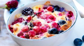 Découvrez la recette gourmande du gratin de fruits rouges