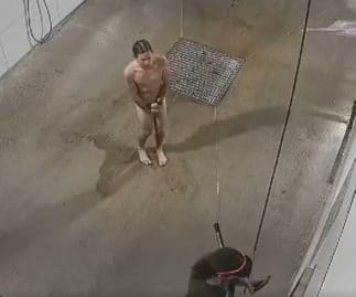 Un homme a été aperçu nu dans une station de lavage