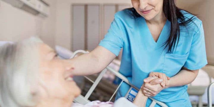 Une infirmière vole un patient atteint de Coronavirus