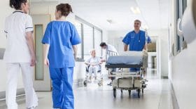 Une infirmière vole un patient atteint de Covid-19