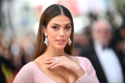 Iris Mittenaere bikini cambrure sexy