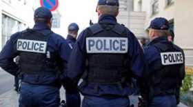 Un homme descends son pantalon à plusieurs reprises dans son commerce