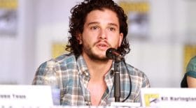 Kit Harington dans une position gênante