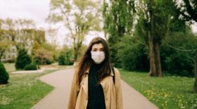 Masque en tissu avec une puce intégrée
