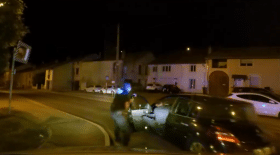 Un policier traîné sur plusieurs mètres par une bande de fuyard