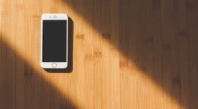 Poser smartphone écran vers le bas