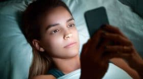 Quels-sont les dangers quand on dort avec son smartphone?
