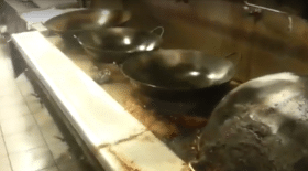 Un homme filme les cusines d'un restaurant chinois très populaire