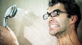 7 raisons de prendre une douche froide