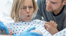 Il porte plainte contre l'hôpital car les femmes qui accouchent font trop de bruit