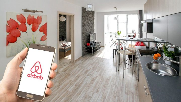 Une propriétaire se fait voler de l'argent par son locataire Airbnb.
