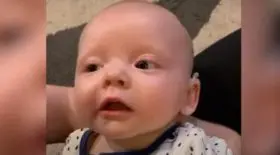 bebe-ne-sourd-entend-voix-ses-parents-pour-premiere-fois