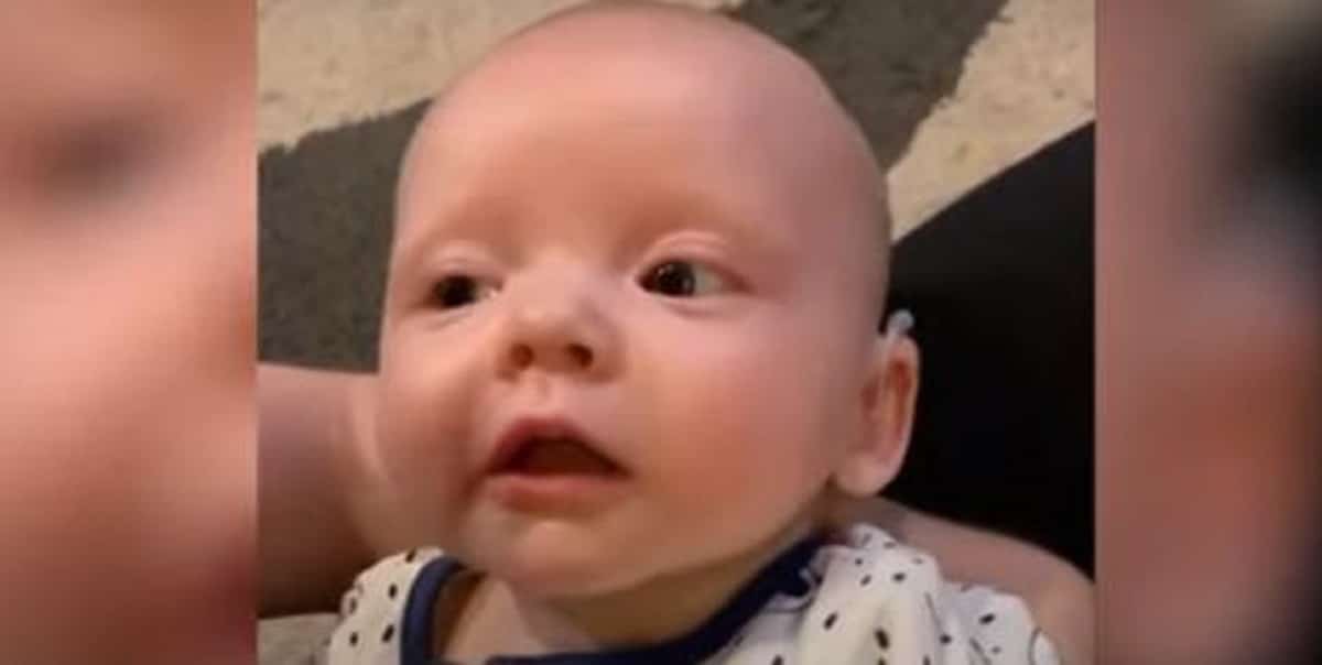 Emotion Un Bebe Ne Sourd Entend La Voix De Ses Parents Pour La Premiere Fois