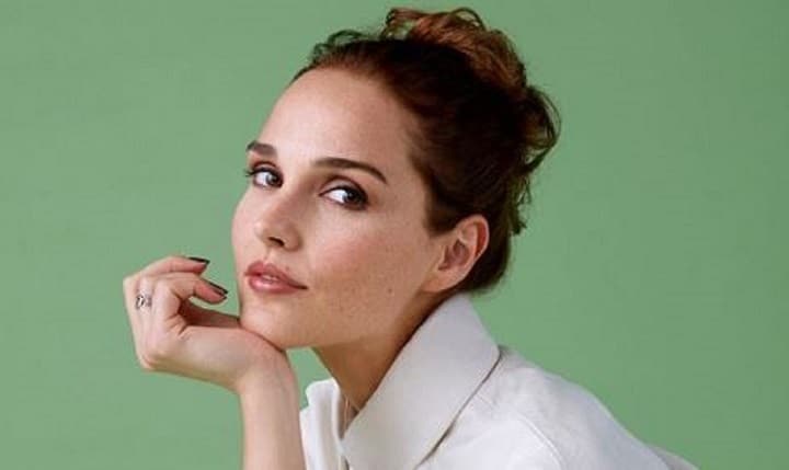 camille-lou-son-cliche-topless-embrase-toile