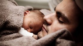 Les papas bénéficieront désormais de 28 jours de congés maternité