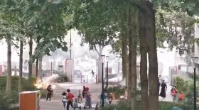 Alors qu'ils jouaient dans un square, plusieurs enfants ont été surpris par des tirs de mortier