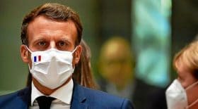 Emmanuel Macron masque tousse
