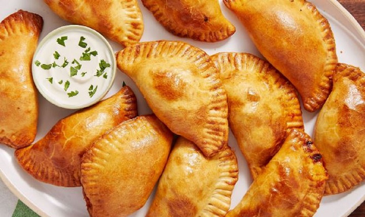 empanadillas-au-boeuf-poivron-et-mozzarella-la-recette-traditionnelle-espagnole-dun-succulent-petit-chaussons-en-demi-lune