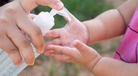Les dangers des distributeurs de gel hydroalcoolique pour les enfants