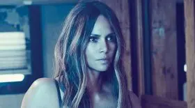 halle-berry-a-54-ans-la-star-saffiche-sublime-en-bikini