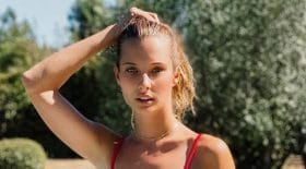 ilona-smet-en-mode-surfeuse-sexy-elle-saffiche-carrement-string