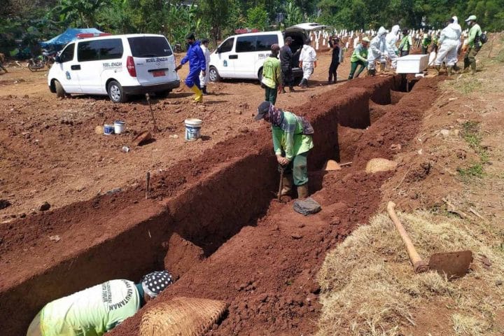 En Indonésie des anti-masques se voient obligés de creuser des tombes pour les victimes décédées du Covid-19