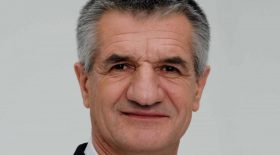 Jean Lassalle bloque un train en se garant sur un passage à niveau