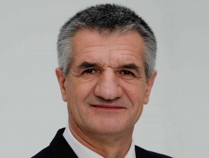 Jean Lassalle bloque un train en se garant sur un passage à niveau