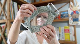 Les enseignants obligés de porter des masques transparents pour faciliter la communication