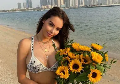 Nabilla désinfecte sa maison avec un étrange appareil