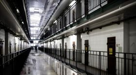 Un détenu mange le doigt d'un gardien de prison
