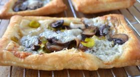 tarte-fine-aux-champignons-et-gorgonzola-la-recette-ideale-pour-les-restes-du-frigo