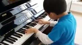 Ce petit garçon est un vrai prodige du piano