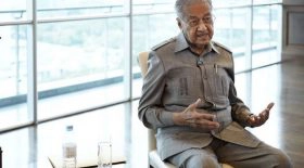 ancien premier ministre malaisien Mahathir Mohamad colère tuer Français