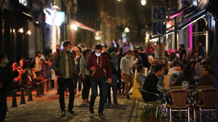 Les bars et cafés devront fermer leurs portes à compter de mardi à Paris