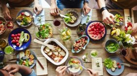 Elle vante les effets bénéfiques de la viande de poulet