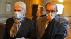 bernard-tapie-face-a-la-maladie-son-proces-reporte-en-2021