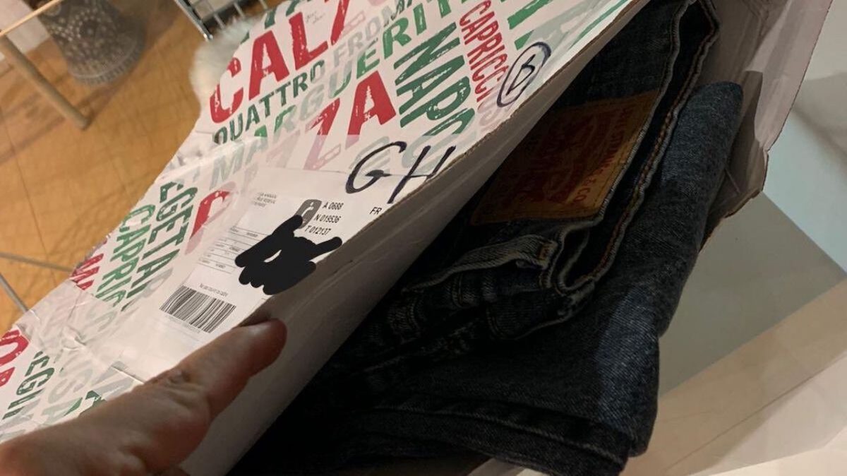 Un internaute reçoit son colis Vinted dans une boîte à pizza il y avait  même la sauce piquante ! (Vidéo)