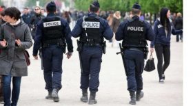 Des policiers se font attaquer par un homme armé de deux couteaux!