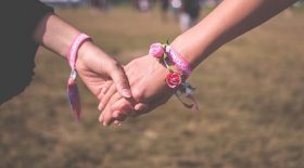 il-apprend-que-sa-fille-est-lesbienne-et-traverse-la-france-pour-menacer-a-mort