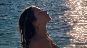mathilde-tantot-entierement-nue-a-la-plage-toile-explose