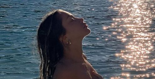 mathilde-tantot-entierement-nue-a-la-plage-toile-explose